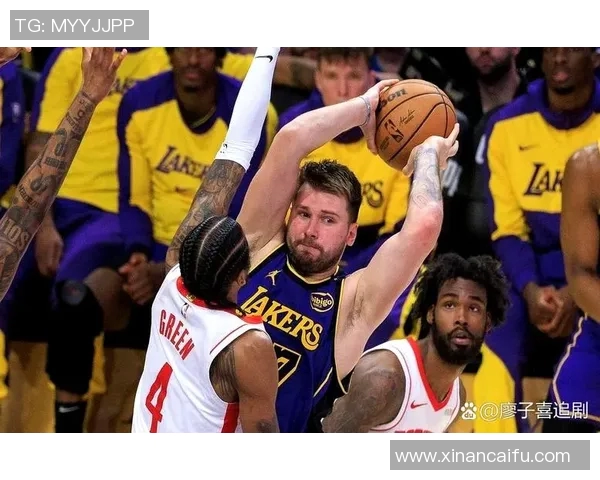 伟来快船与湖人激战正酣NBA赛季焦点对决引发球迷热议